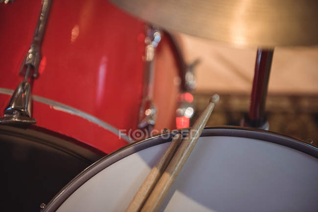 Close-up of snare drum with drum sticks in recording studio — Stock Photo