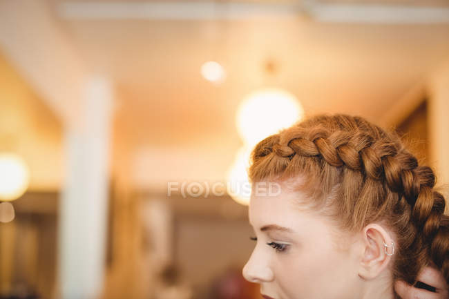 Primo piano della donna nel salone di parrucchiere — Foto stock