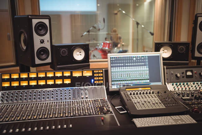 Mezclador de sonido en un estudio de grabación interior - foto de stock