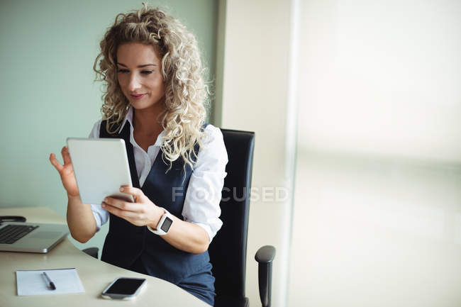 Empresaria que usa tableta digital en la oficina - foto de stock