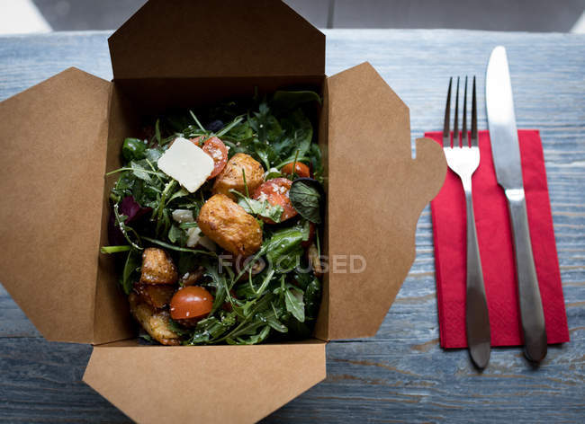 Gros plan de la salade avec fourchette et couteau sur la table dans le café — Photo de stock