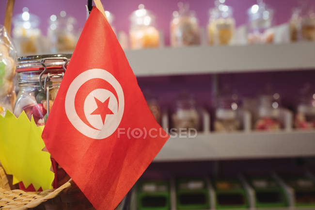 Крупный план турецкого флага и банки сладостей у прилавка в магазине — стоковое фото