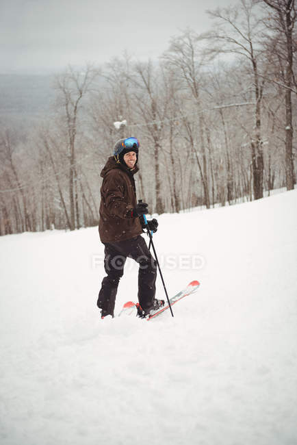 Hombre esquiando en la montaña - foto de stock