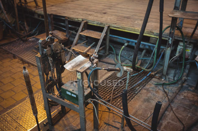 Крупный план стеклодувного оборудования на стекольном заводе — стоковое фото