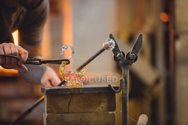 Крупним планом скляний змішувач, що формує розплавлене скло на скляній фабриці — стокове фото