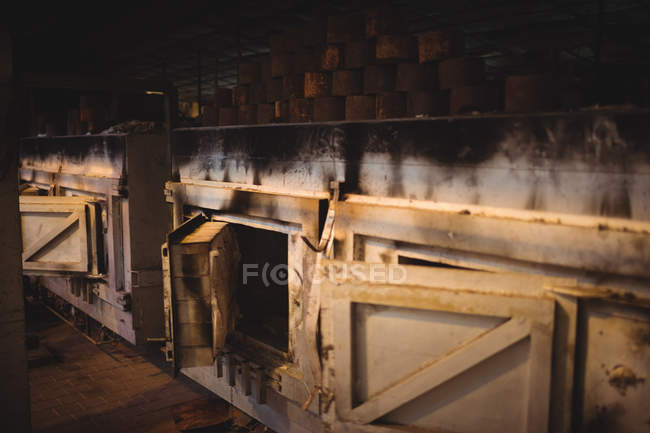 Primer plano del horno de sopladores de vidrio en la fábrica de soplado de vidrio - foto de stock