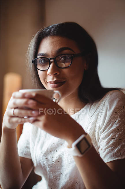Retrato de mulher bonita tomando uma xícara de café no café — Fotografia de Stock