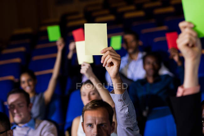Ejecutivos de negocios muestran su aprobación levantando las manos en el centro de conferencias - foto de stock