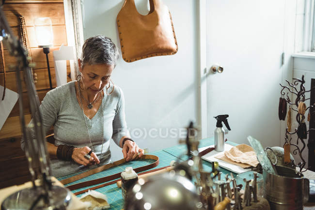 Уважний craftswoman різання шкіри в майстерні — стокове фото