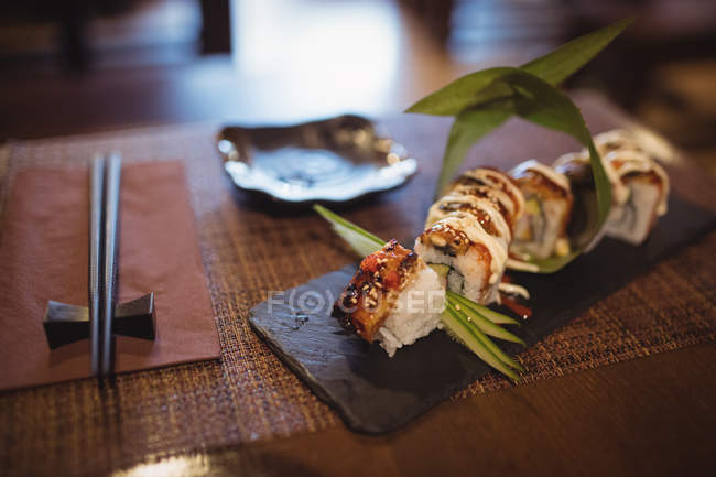 Garniert mit frischem Sushi auf Teller im Restaurant — Stockfoto