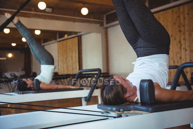 Frauen üben Pilates im Fitnessstudio — Stockfoto