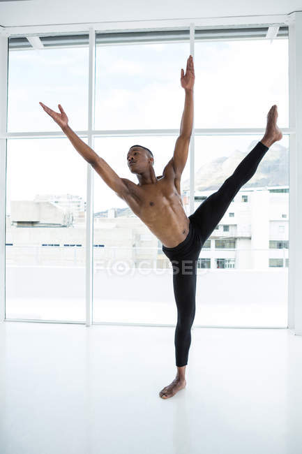 Практикуючі балету танцю в студії Ballerino — стокове фото