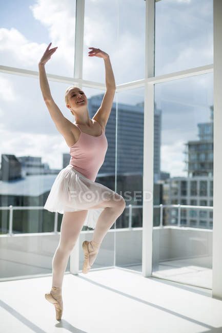 Bailarina praticando uma dança de balé no estúdio de balé — Fotografia de Stock
