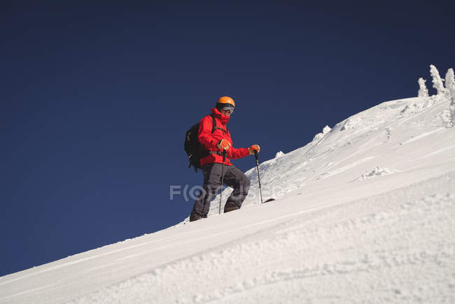 Sciatori che sciano sulle Alpi innevate durante l'inverno — Foto stock