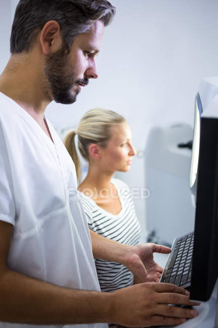 Mujer recibiendo escaneo láser estético en clínica - foto de stock