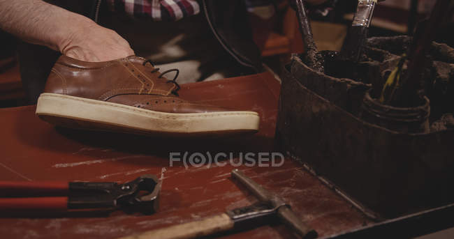 Schuhmacher klebt Schuh in Werkstatt an — Stockfoto