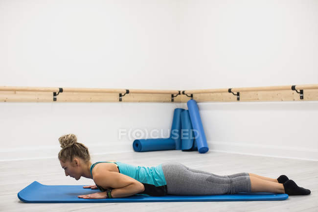 Donna che esegue esercizio di stretching in palestra — Foto stock