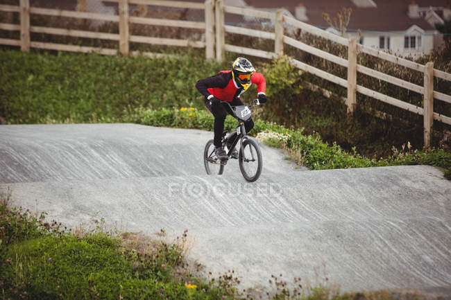 Ciclista andar de bicicleta BMX no parque de skate — Fotografia de Stock