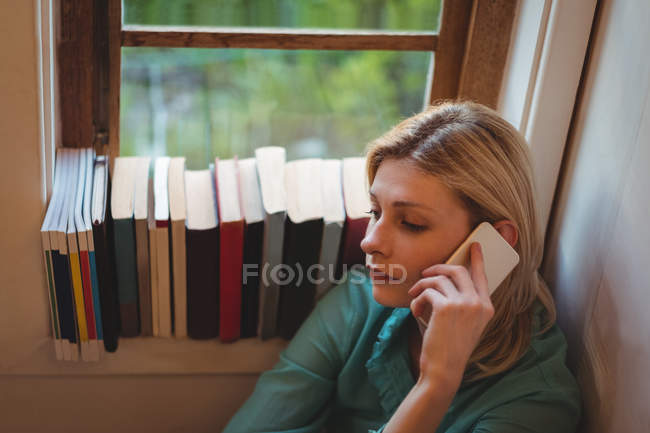 Belle femme parlant sur téléphone portable à la maison — Photo de stock