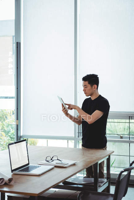 Business executive con tablet digitale in ufficio — Foto stock