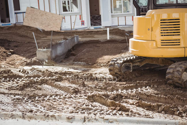 Mise à niveau du sol du bulldozer sur le chantier de construction — Photo de stock