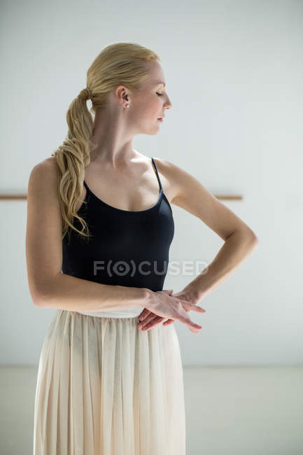 Bailarina practicando una danza de ballet en estudio de ballet - foto de stock