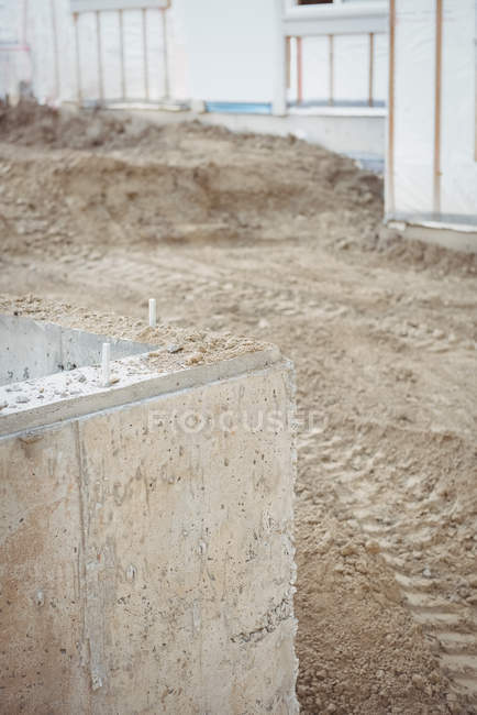 Close-up de fundação de concreto no canteiro de obras — Fotografia de Stock