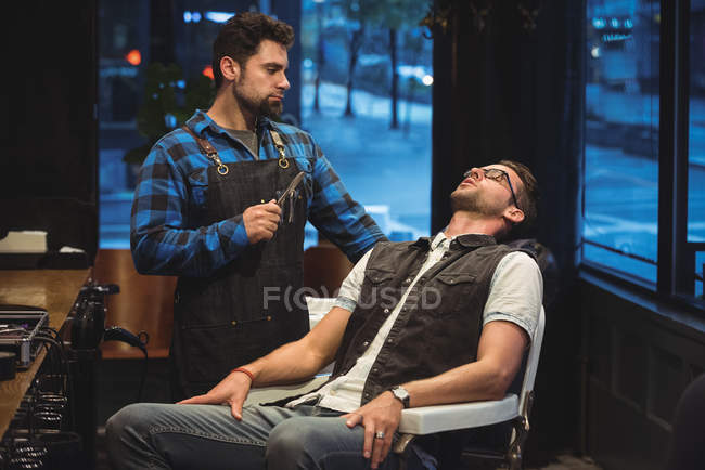 Cliente se preparando para barbear na barbearia — Fotografia de Stock