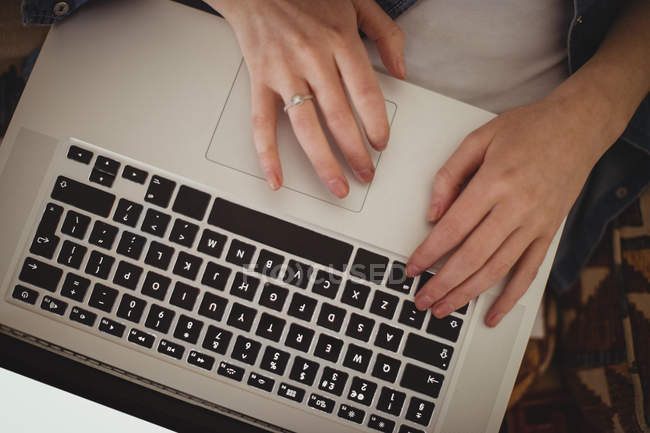 Крупним планом рука жінки за допомогою ноутбука — стокове фото