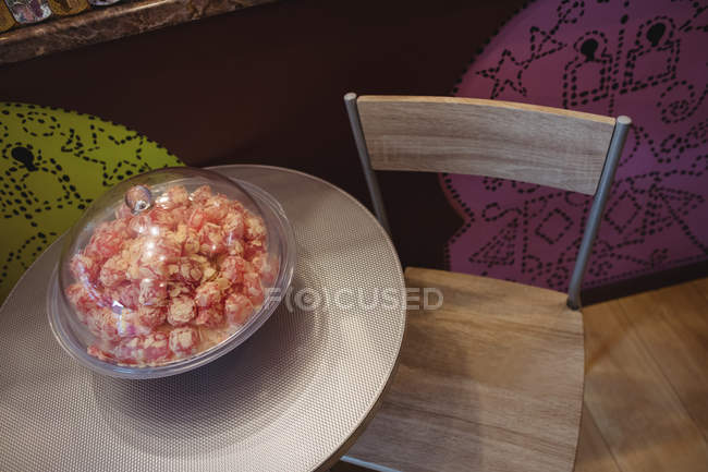 Турецкие сладости в купольном лотке на столе в магазине — стоковое фото