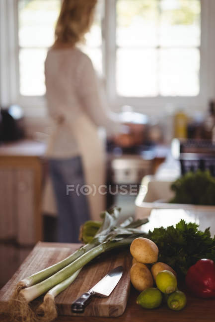 Verduras frescas en la encimera de la cocina en casa - foto de stock