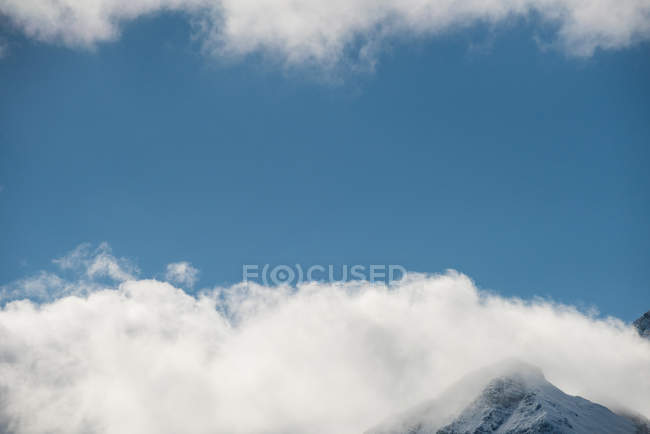 Сценический вид на вершину горы и облака — стоковое фото