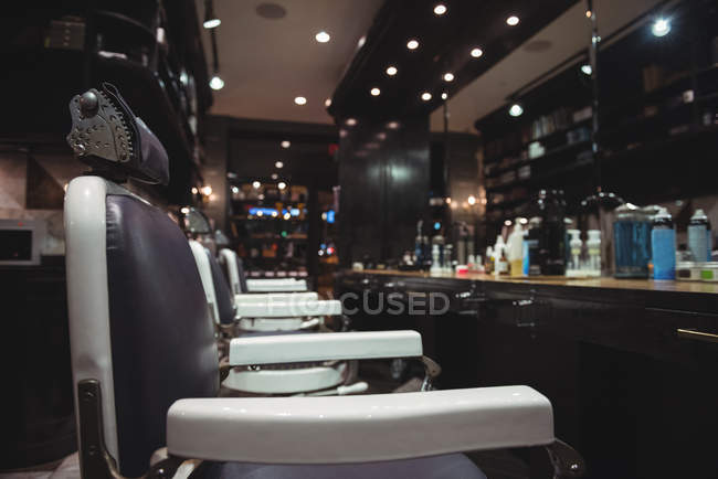 Chaises de coiffeur disposées en rangée au salon de coiffure — Photo de stock