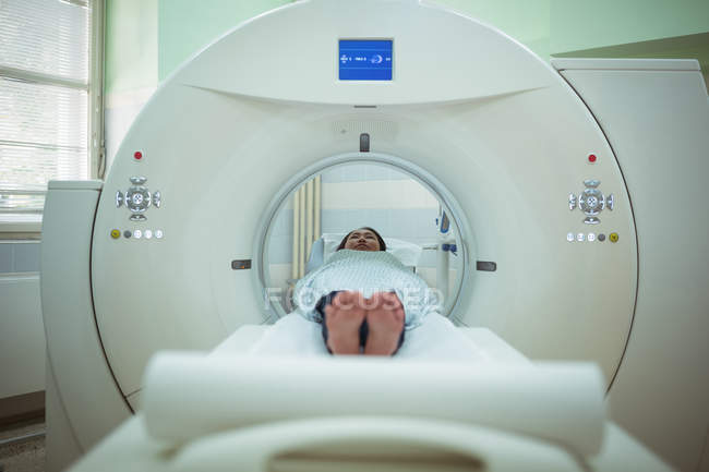 Paciente sometido a una tomografía computarizada en el hospital - foto de stock
