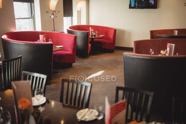 Interior do moderno restaurante de luxo com cadeiras — Fotografia de Stock