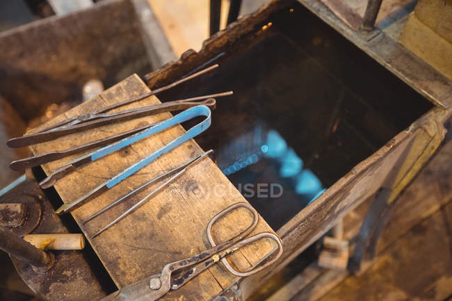 Primo piano dello strumento di soffiaggio del vetro presso la fabbrica di soffiaggio del vetro — Foto stock