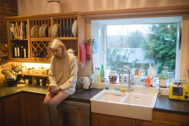 Donna che prende il caffè in cucina a casa — Foto stock