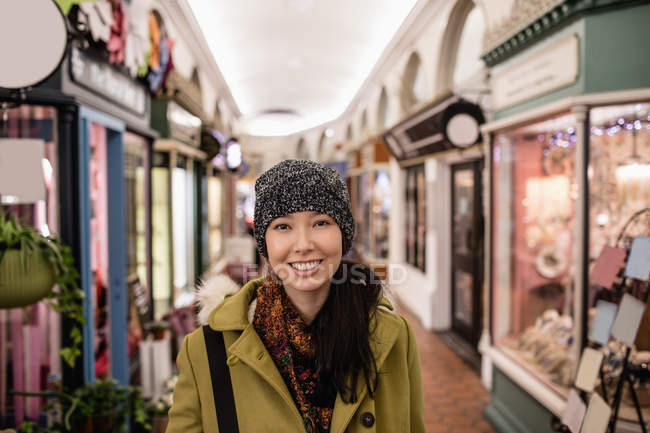Портрет усміхненої жінки, що стоїть в інтер'єрі супермаркету — стокове фото