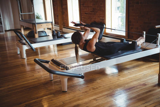 Fit mulher praticando pilates no estúdio de fitness — Fotografia de Stock