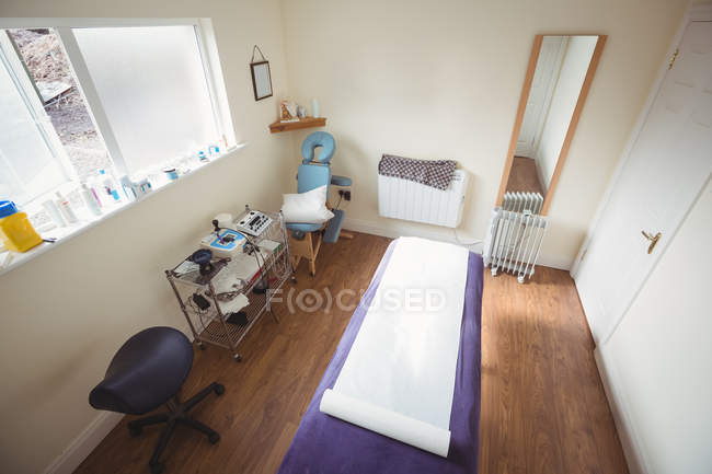Empty examination bed in dry needling clinic — Stock Photo