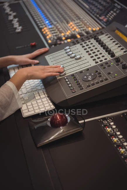 Аудиоинженер с помощью микшера в студии звукозаписи — стоковое фото
