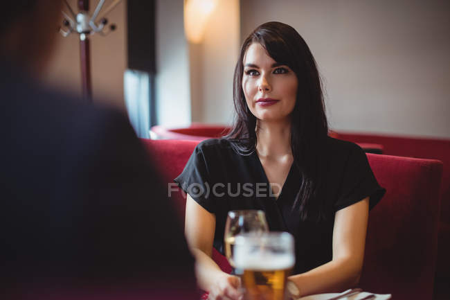 Coppia che beve insieme nel ristorante — Foto stock