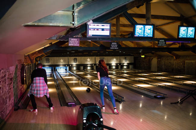 Amis jouer au bowling dans le bar — Photo de stock