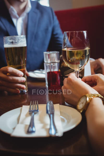 Close-up de casal tomando bebidas juntos no restaurante — Fotografia de Stock
