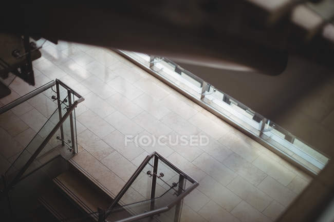 Пустые современные офисные лестницы с коридором — стоковое фото