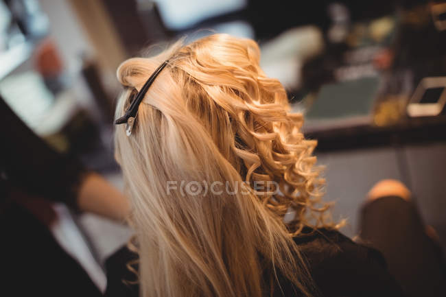 Gros plan de la femme dans le salon de coiffure — Photo de stock