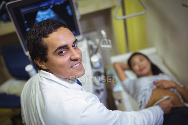 Patiente recevant une échographie sur l'estomac à l'hôpital — Photo de stock