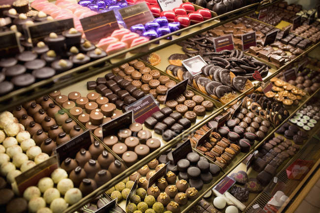 Bonbons conservés au comptoir de desserts au supermarché — Photo de stock