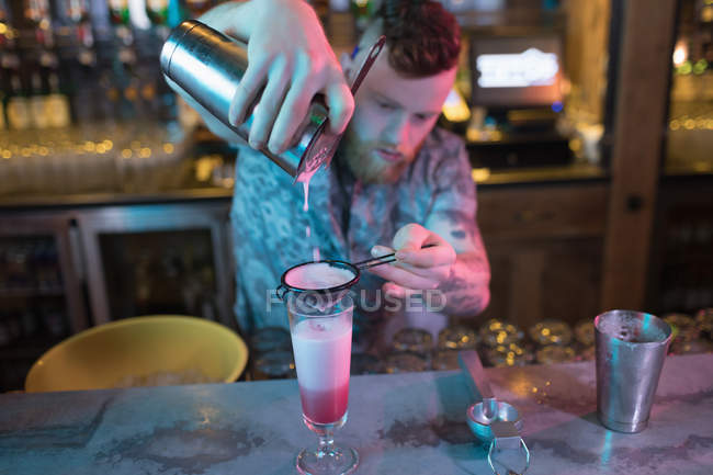 Barkeeper bereitet Cocktail am Tresen in Bar zu — Stockfoto