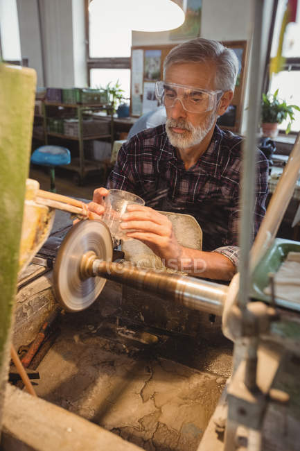 Glassblower polimento e moagem de um vidro em fábrica de sopro de vidro — Fotografia de Stock
